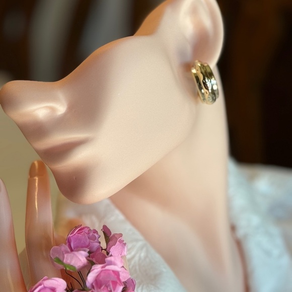 Elegant Gold Tone Stud Earrings - Picture 3 of 3